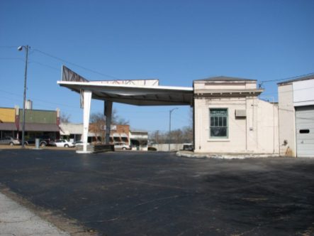 Gulf Oil Gas Station (Former), 201 E. Commerce St. (SE Corner of E. Commerce St. and S. Maple St.), Aberdeen, MS - Side Facade; March 11, 2010; W. White, photographer