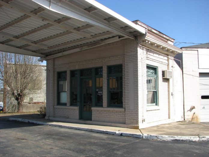 Gulf Oil Gas Station (Former), 201 E. Commerce St. (SE Corner of E. Commerce St. and S. Maple St.), Aberdeen, MS - Front and Side Facades; March 11, 2010; W. White, photographer