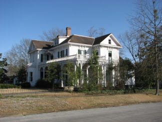 Roy-Watkins House (Greenleaves), 209 W. Washington St., Aberdeen, MS - Side and Front Facades; March 11, 2010; W. White, photographer